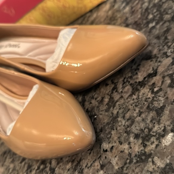 Easy street pointe nude patent leather pump 2.5 inch heel NIB 9.5 - Picture 5 of 10